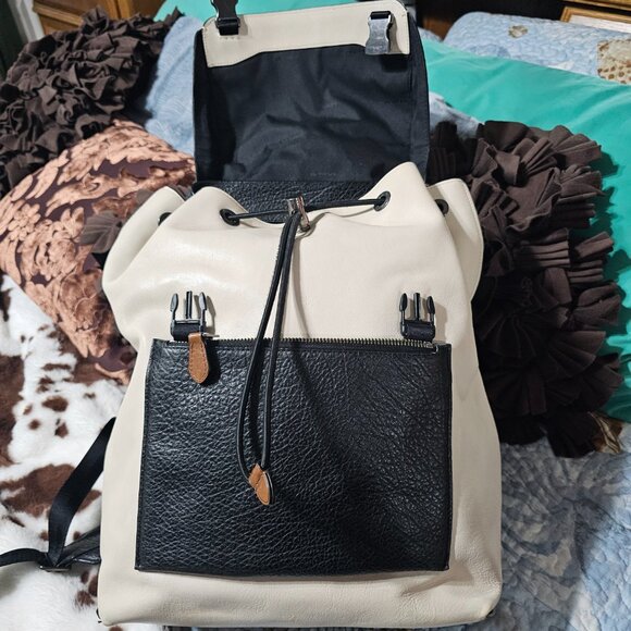 Coach Manhattan Backpack In Mixed Leathers - Picture 8 of 12